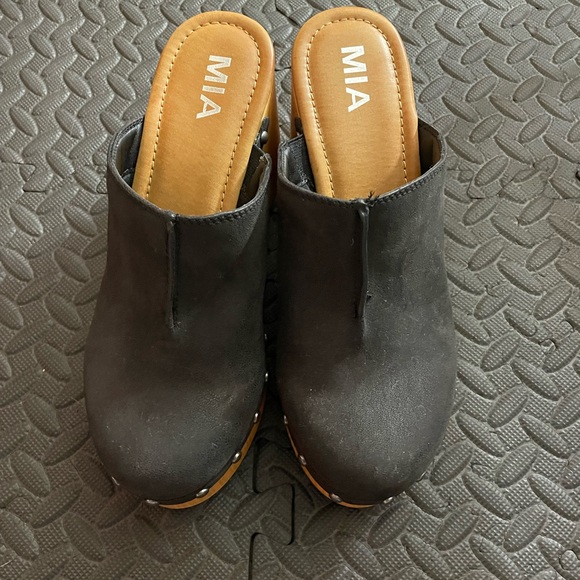 MIA black clogs size 8 NWOT - Picture 2 of 4